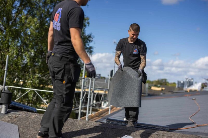 Sådan lægges tagpap af professionelle tagmænd i praksis